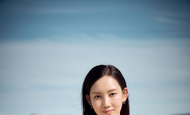 칸 햇살 머금은 '군체' 신현빈