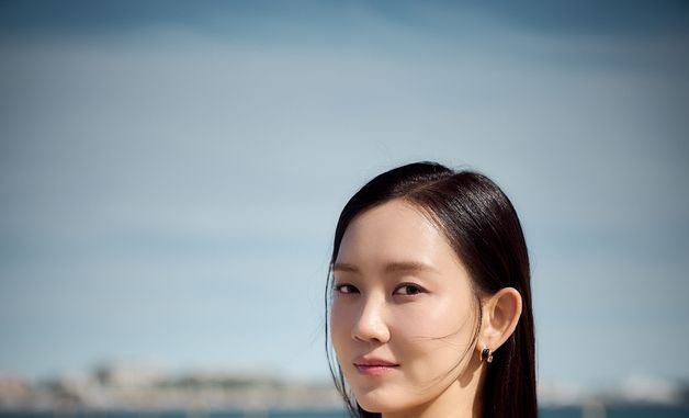 크루아제트 해변 밝히는 '군체' 신현빈