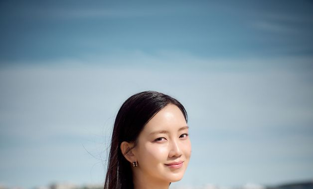 크루아제트 해변서 미소 짓는 '군체' 신현빈