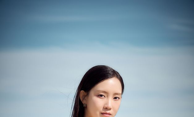 칸 해변서 우아한 포즈 취하는 '군체' 신현빈