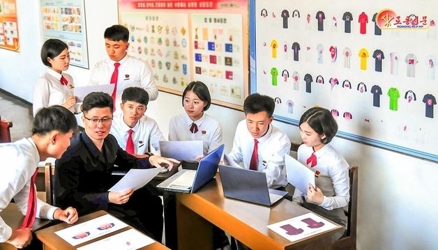 北, 국기 활용 디자인 부각…애국 강조