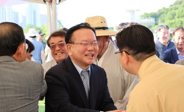 시민과 인사 나누는 김부겸