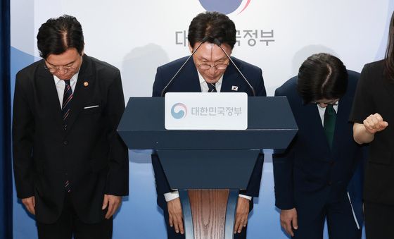 고개 숙여 인사하는 김민석 국무총리