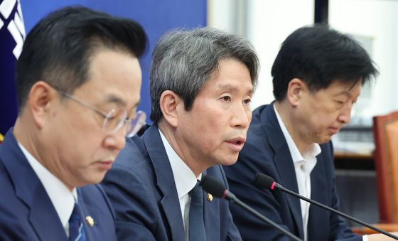 기자간담회하는 이인영