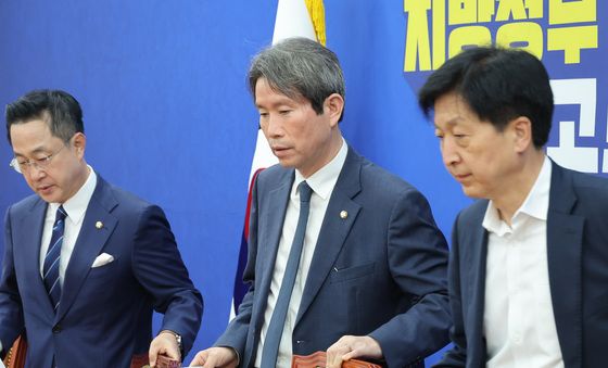 기자간담회 참석하는 이인영