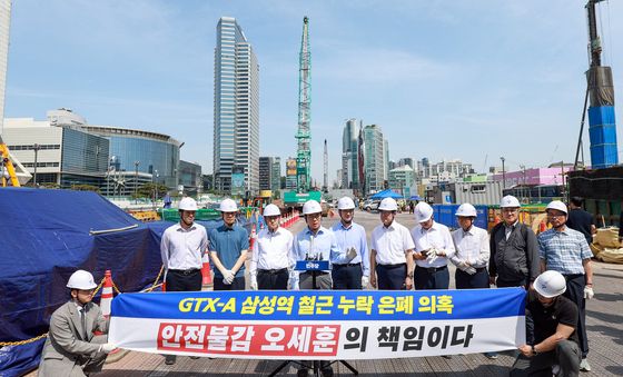 취재진 질문에 답하는 정원오 후보