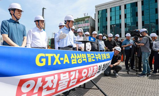 철근 누락 현장 방문 마치고 브리핑 갖는 정원오 후보