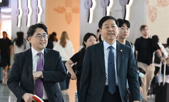 출국하는 구윤철 부총리