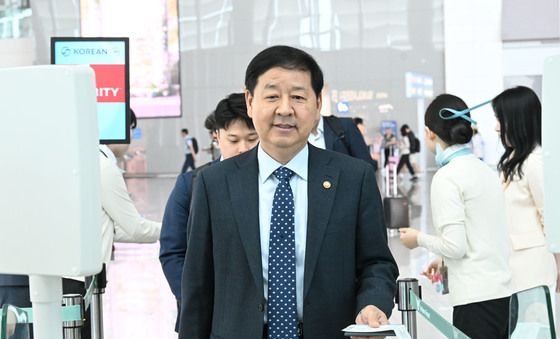 출국하는 구윤철 부총리