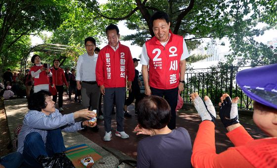 장미축제 찾은 시민들에게 인사하는 오세훈  후보