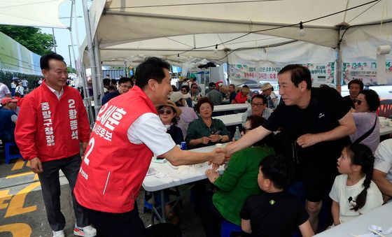 장미축제 먹거리부스 찾아 인사하는 오세훈 후보