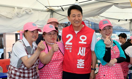 상인들과 기념 촬영하는 오세훈 후보