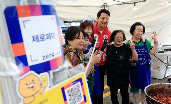 오세훈 후보, 상인들과 함께 '활짝'