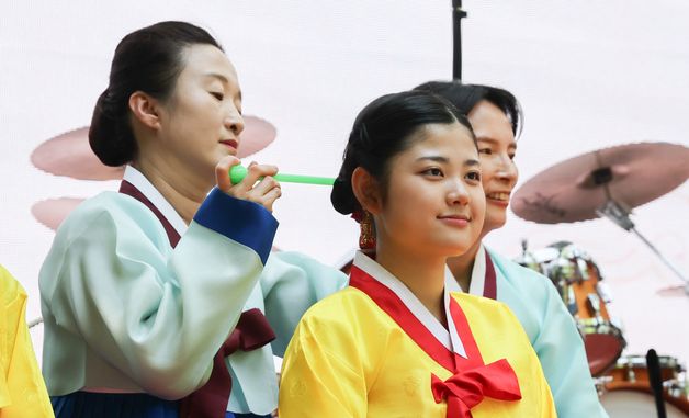덕수궁 돌담길에서 열린 전통 성년례