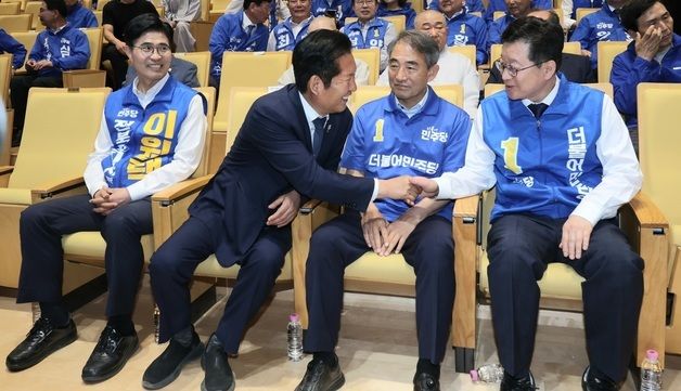 안호영 의원과 인사 나누는 정청래 대표