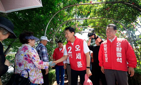 서울장미축제 찾아 시민들 만난 오세훈 후보