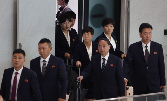 北 내고향여자축구단 '한국 입국'
