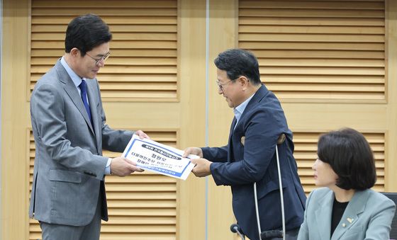 장애인 정책 제안서 받는 정원오 후보