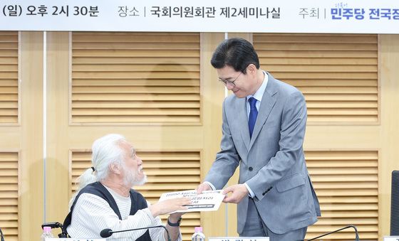 정책 제안서 전달받는 정원오