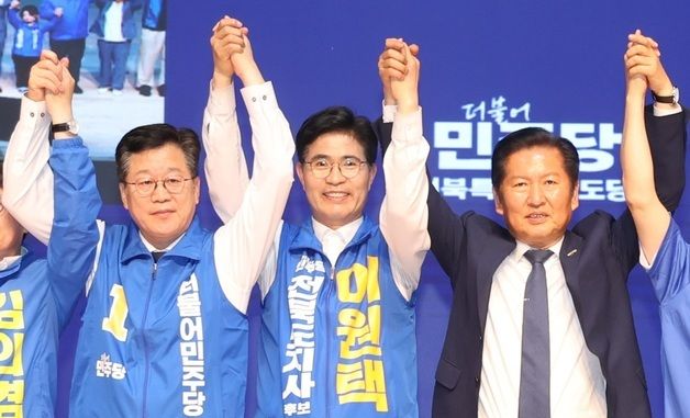 선대위 발대식에서 손잡은 정청래·이원택·안호영