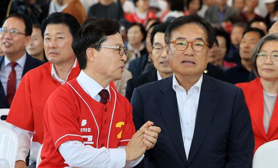 대화 나누는 정진석 전 비서실장과 윤용근 후보