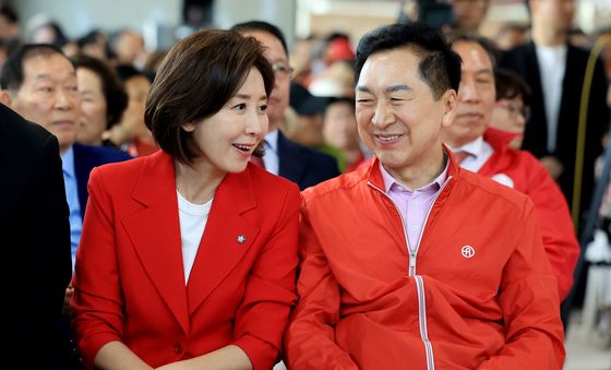 대화 나누는 나경원-김기현