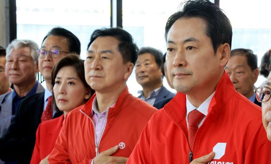 국기에 대한 경례하는 국민의힘 지도부