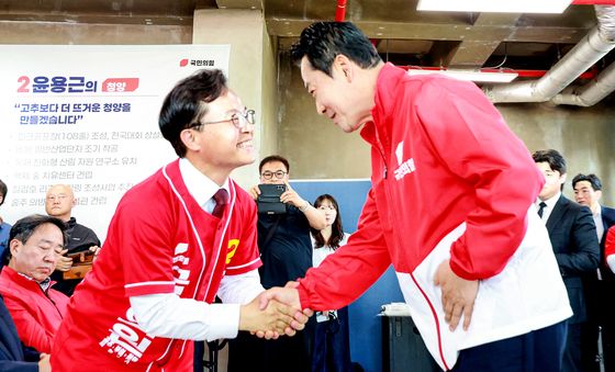 인사 나누는 장동혁 대표와 윤용근 후보