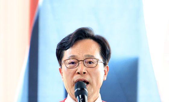 국회의원 후보 포부 밝히는 윤용근 후보