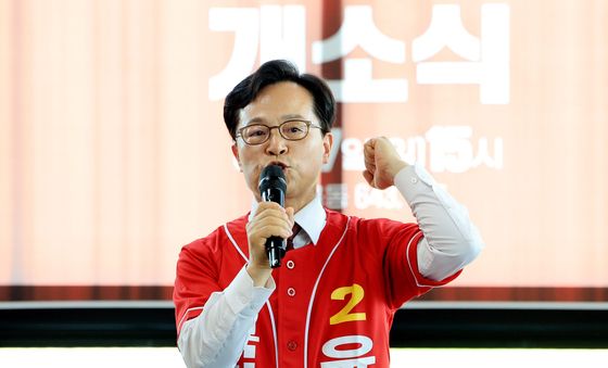 선거사무소 개소식에서 포부 밝히는 윤용근 후보