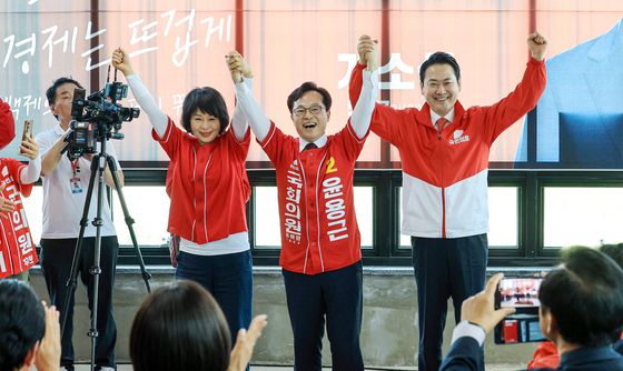 기념촬영하는 장동혁 대표와 윤용근 후보