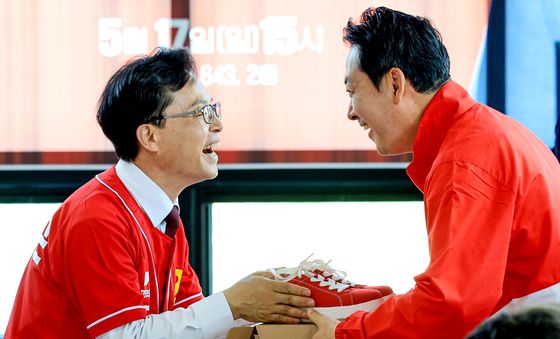 장동혁 대표에게 운동화 받는 윤용근 후보