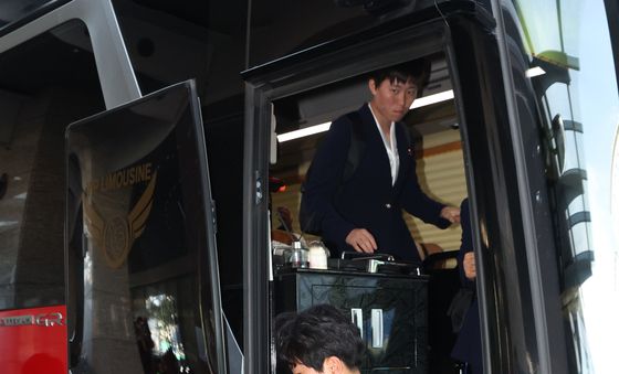 숙소 들어가는 북한 여자축구팀