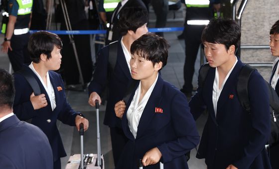 수원 도착한 북한 여자축구팀