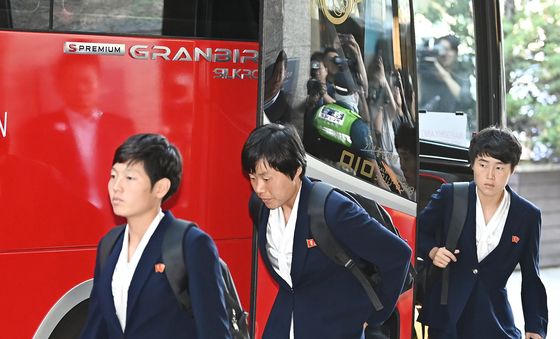 수원 숙소 도착한 北 내고향여자축구단