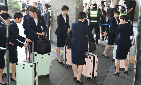 수원 숙소 도착한 北 내고향여자축구단