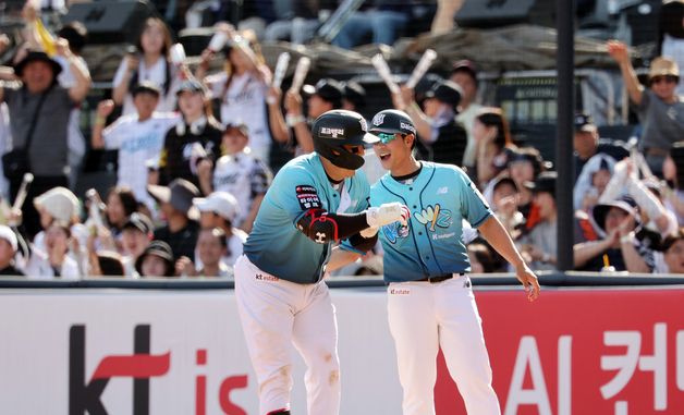 추격의 2타점 적시타 친 김현수