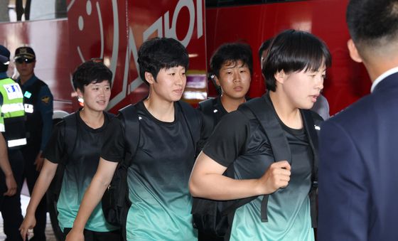 훈련장 향하는 북한 여자축구팀