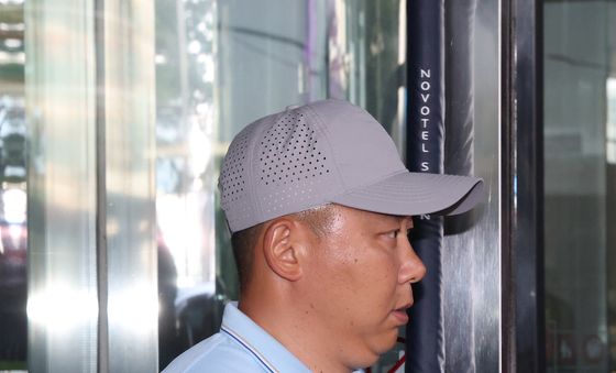 훈련장 향하는 리유일 감독