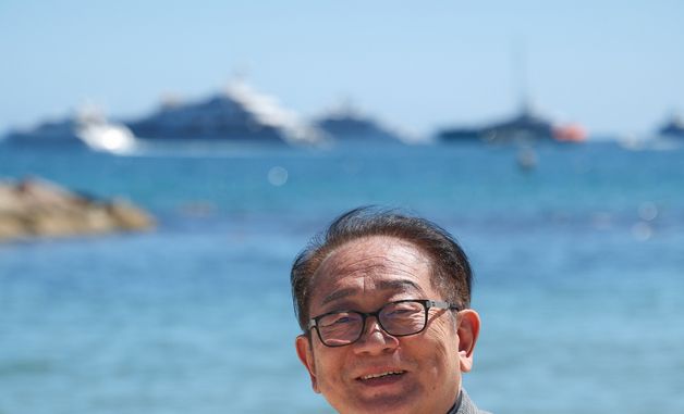 칸 크루아제트 해변에서 인터뷰 촬영하는 박광수 BIFF 이사장