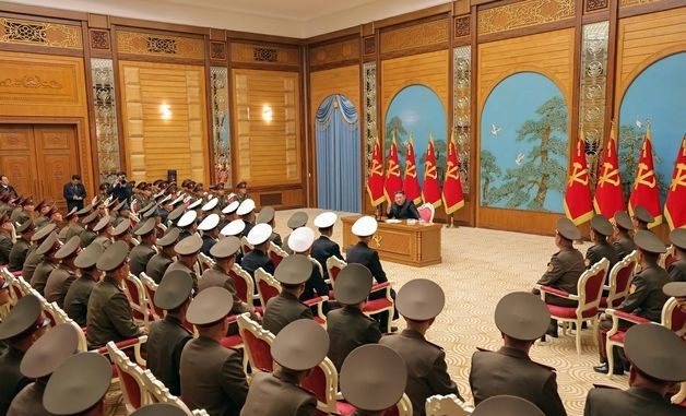 김정은 "군 현대화·전쟁억제력 강화" 강조
