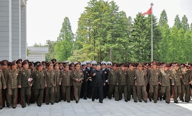 김정은, 전군 사·여단장 만나…"세계 최강 군대 건설"