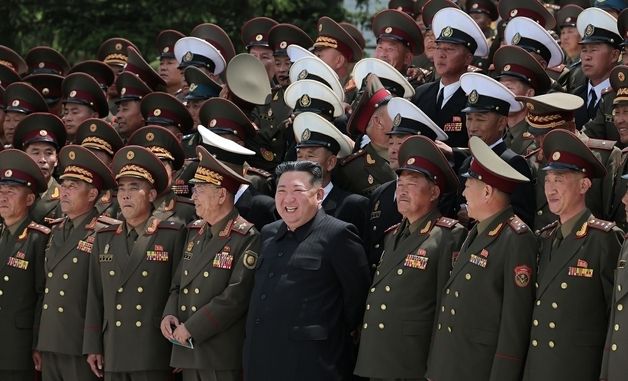 김정은, 군 지휘관들과 함께한 기념촬영