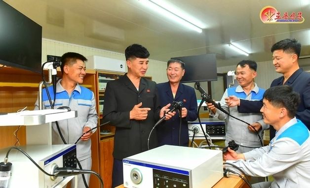 북한 "의료설비 질 향상"…평양내시경공장 조명