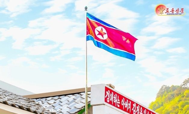 北 "요덕군 분교 학생들, 국기 우러러"