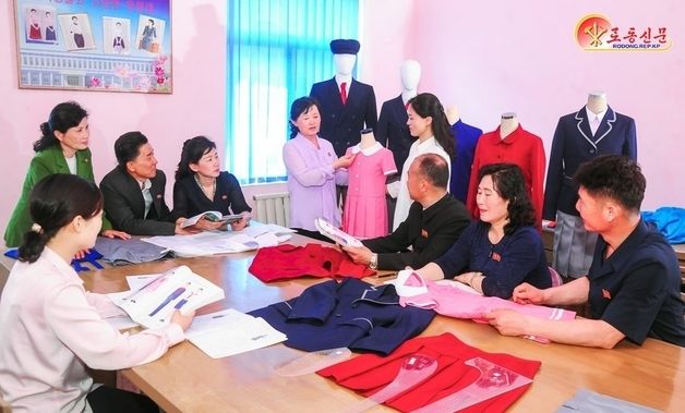 北 "학생교복 설계에 지혜와 열정"…피복연구소 조명