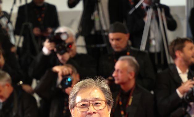 칸 레드카펫 선 박찬욱 심사위원장