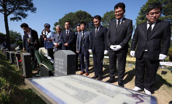 이한열 열사 묘역서 묵념하는 송영길