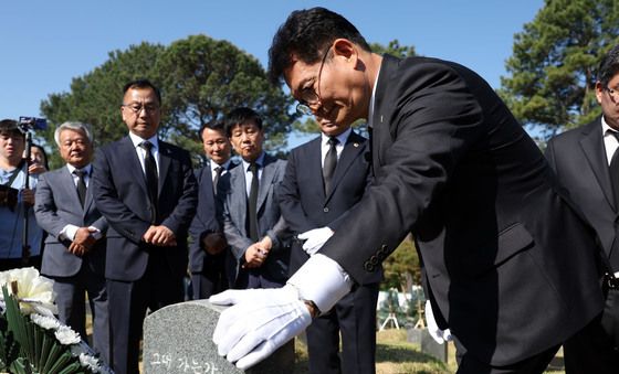 이한열 열사 묘역 둘러보는 송영길