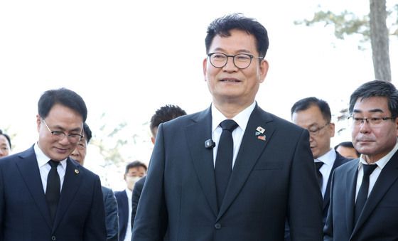 전두환 비석 밟고 지나가는 송영길